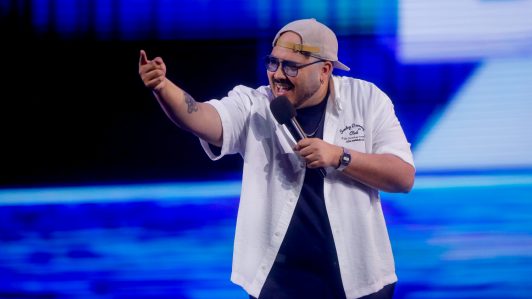 Esteban Düch sigue con su filo político en Viña: "Ahora me parezco a Giorgio Jackson y me gritan devuelve los computadores"