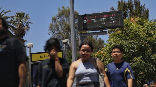Metro de Santiago interrumpe parcialmente Línea 2 por persona en la vía