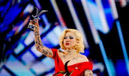 Mon Laferte recibe la Gaviota de Platino en Viña 2026, ante el clamor del público