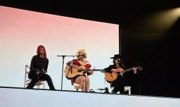 Mon Laferte regresó a Viña 2026 con invitadas de lujo: Akrilla y Javiera Electra la acompañaron en el escenario