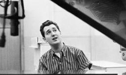 Neil Sedaka, leyenda del pop y compositor de éxitos eternos, muere a los 86 años
