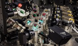 Ni en discos duros ni en la nube: Microsoft optó por alternativa que duraría más de 10.000 años