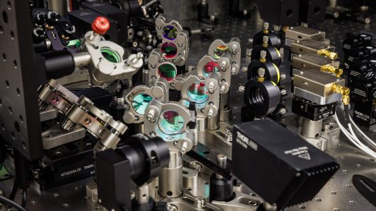 Ni en discos duros ni en la nube: Microsoft optó por alternativa que duraría más de 10.000 años