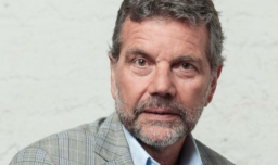 Actor Osvaldo Silva relata asalto con cuchillos que sufrió en servicentro de Recoleta: "Fueron cinco cabros chicos"