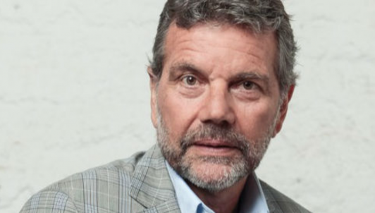 Actor Osvaldo Silva relata asalto con cuchillos que sufrió en servicentro de Recoleta: "Fueron cinco cabros chicos"