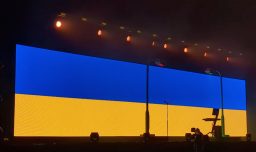 Pet Shop Boys abren su show en Viña 2026 mostrando la bandera de Ucrania