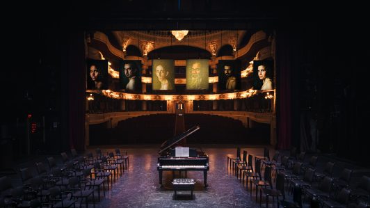 Teatro Municipal de Santiago celebra el centenario de Gabriel García Márquez con una exposición fotográfica inmersiva