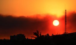 Senapred declara Alerta Roja en Melipilla por incendio forestal "Las Tinajas" cercano a zonas residenciales