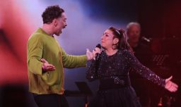 "Ustedes hoy son mi país": Gloria Estefan emociona en Viña 2026 con "Cuba Libre", subiendo a José Antonio Neme al escenario