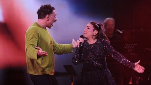 "Ustedes hoy son mi país": Gloria Estefan emociona en Viña 2026 con "Cuba Libre", subiendo a José Antonio Neme al escenario