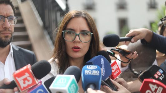 Vallejo replica a Kast por críticas a candidatura de Bachelet: "Gobernar es caminar y mascar chicle al mismo tiempo"