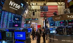 Inflación en EE.UU. baja al 2,4% y Wall Street abre mixto: Algunas acciones suben y otras se desploman