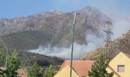 Incendio en la Quebrada de Macul: Bomberos combaten siniestro en cercanías de jardín botánico en Peñalolén