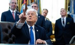 Trump anuncia arancel del 25% a países que mantengan comercio con Irán