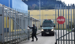 “Monasterio 2.0”: PDI y Gendarmería desarticulan red de “pelotazos” a la cárcel de Valdivia y detienen a siete personas