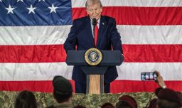 Donald Trump afirma que cambio de régimen en Irán sería "lo mejor" y eleva presión militar