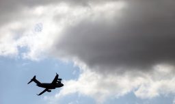 Informe revela que gobierno de Trump gastó más de US$30 millones para deportar a inmigrantes a países que no son los suyos