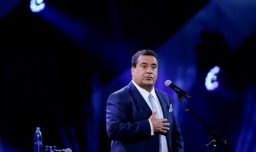 Excluyen a Dino Gordillo de festival en Yerbas Buenas tras denuncia por besar a una menor de edad en Villa Alegre