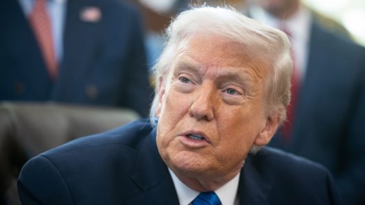 Trump quiere participar en la elección del líder de Irán y no "quiere volver cada 10 años"