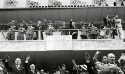 Comité Olímpico Internacional en el foco de las críticas por vender una camiseta de los Juegos Olímpicos de la era nazi