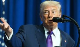 Trump anticipa aranceles globales del 10% y dice estar “profundamente decepcionado” con la decisión de la Corte