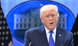 Trump aumenta los aranceles globales del 10 al 15 % tras duro portazo de la Corte Suprema