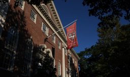 El Gobierno de Trump presenta una nueva demanda contra Harvard en la larga batalla por el financiamiento