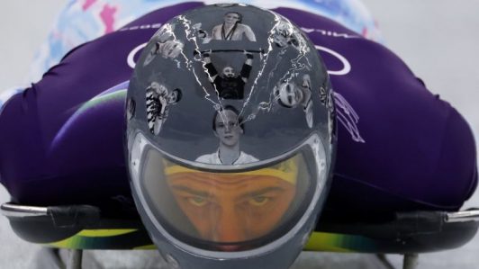 Atleta ucraniano es descalificado en los JJ.OO. por intentar usar casco en memoria de víctimas de la guerra