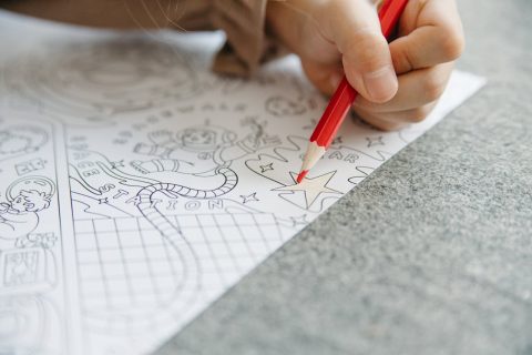 Sernac alerta por venta de lápices falsificados en Barrio Meiggs: “Pueden contener metales pesados y pinturas tóxicas”