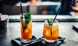 "Funa" a bar de Providencia provoca que eliminen reservas y beneficios a "influencers": Clienta había acusado demora en atención