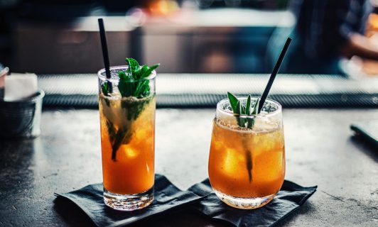 "Funa" a bar de Providencia provoca que eliminen reservas y beneficios a "influencers": Clienta había acusado demora en atención