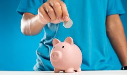 Estudio revela que casi el 50% de los santiaguinos declara no tener capacidad de ahorro: ¿A qué se debe?