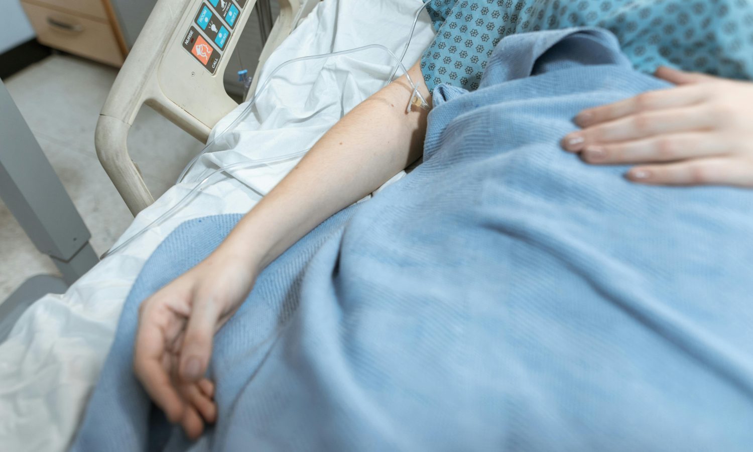 Justicia ordena a clínica privada cubrir tratamiento de enfermedad de alto costo : Paciente fue diagnosticada con Síndrome de Good