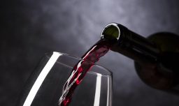 Empresa japonesa retira del mercado 40.000 botellas de vino chileno: Revisa la razón