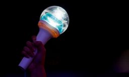 ¿Qué son los lightsticks? La tendencia que trajo NMIXX a Viña 2026 y llama la atención en redes sociales