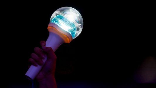 ¿Qué son los lightsticks? La tendencia que trajo NMIXX a Viña 2026 y llama la atención en redes sociales