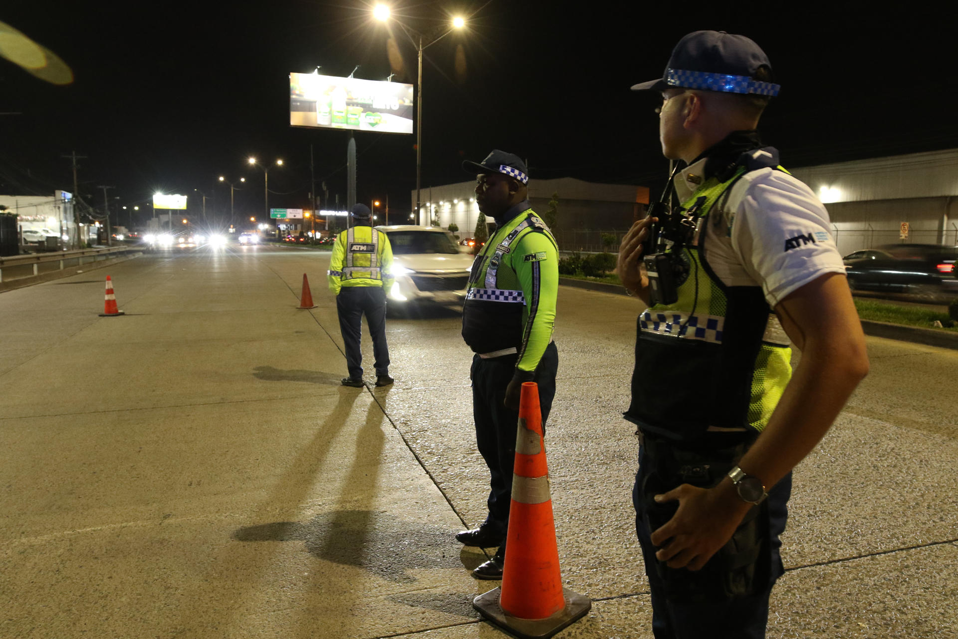 Integrantes de la Autoridad de Tránsito y Movilidad de Guayaquil (ATM) custodian en una calle tras el toque de queda este domingo, en Guayaquil (Ecuador). EFE/ Jonathan Miranda Vanegas