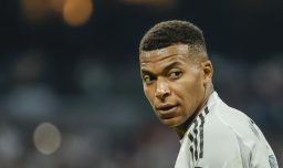 "La información de que examinaron la rodilla equivocada no es cierta": Mbappé desmiente rumores sobre su lesión