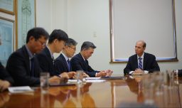 Ministro Arrau se reunió con representantes de Hyundai para abordar avances en construcción del puente Chacao