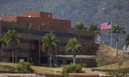Embajada de Estados Unidos en Venezuela izó la bandera de su país por primera vez en siete años