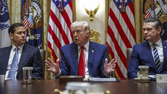 "Es una opción": Presidente Trump no descarta tomar control del suministro petrolero de Irán