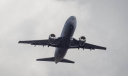 Arriba vuelo con 34 chilenos deportados desde Estados Unidos: Dos personas tenían órdenes de detención