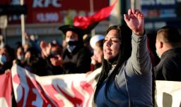 Dirigentes sociales se movilizan en la Alameda este "súper lunes": Emplazan al Gobierno para reponer subsidios habitacionales