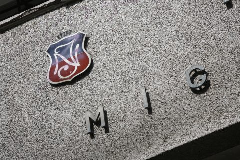 Incidentes afuera del Instituto Nacional: Encapuchados lanzan bombas molotov y fuegos artificiales