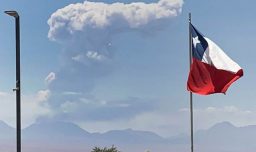 Senapred fija perímetro de seguridad por actividad en volcán Láscar de Antofagasta