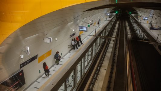 Metro de Santiago informa que Línea 3 presenta un "atraso en la frecuencia del servicio"