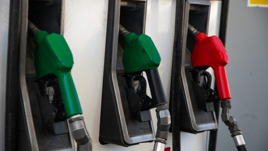 Ministra Ximena Rincón descarta desabastecimiento por alta demanda de combustibles: Solo cuatro comunas requieren reposición