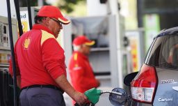 Alza de la bencina: Expertos advierten que precios podrían subir hasta $45 por litro a fines de marzo