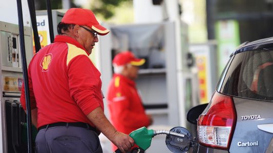 Alza de la bencina: Expertos advierten que precios podrían subir hasta $45 por litro a fines de marzo