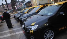“Nos van a poner la lápida”: Gremio de taxis y colectivos advierte que servicios podrían subir un 50% por alza de combustibles